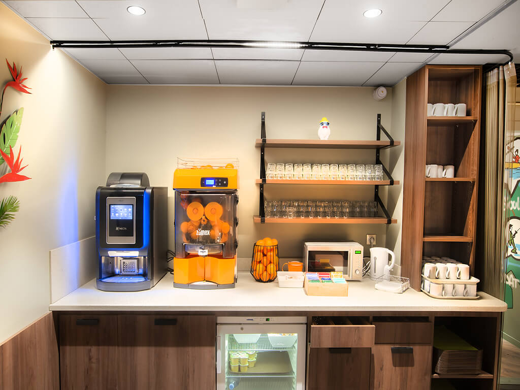 hôtel aéroport clermont-ferrand buffet du petit déjeuner à l'Ibis Styles